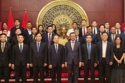 Bí thư Trung ương Đảng, Chánh Tòa án Nhân dân tối cao Nguyễn Văn Quảng thăm, làm việc với Đại sứ quán Việt Nam tại Trung Quốc