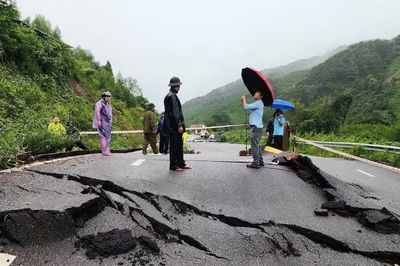 Hàng loạt tuyến quốc lộ, đường tỉnh bị sạt lở, ngập úng do mưa lũ
