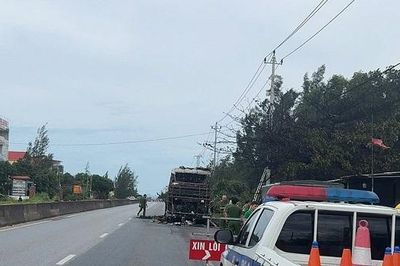 Xe khách chở gần 40 người bốc cháy trên Quốc lộ 1