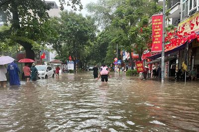 Bộ Y tế yêu cầu trực 24/24h, sẵn sàng hỗ trợ y tế vùng mưa lũ