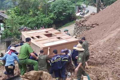 Sơn La huy động gần 100 cán bộ, chiến sĩ hỗ trợ người dân di dời nhà, tài sản vì sạt lở