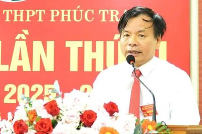 Một trường THPT có hiệu trưởng và 2 hiệu phó xin thôi chức vụ