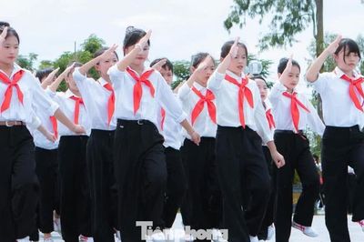 Hơn 1.500 thiếu nhi xếp hình bản đồ Việt Nam