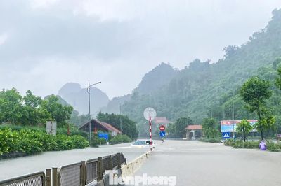 Quốc lộ 18 ngập sâu, giao thông qua Đèo Bụt tê liệt