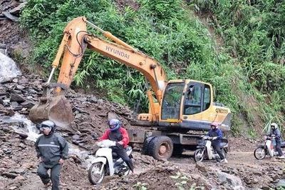 Đất đá tràn xuống Quốc lộ 43
