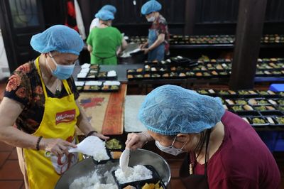 4h30 sáng ở căn bếp chùa nấu cả trăm nghìn suất cơm miễn phí mỗi năm