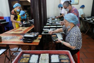 4h30 sáng ở căn bếp chùa nấu cả trăm nghìn suất cơm miễn phí mỗi năm