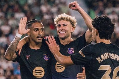 Raphinha chói sáng, Barca mở màn La Liga bằng chiến thắng 5 sao