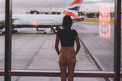 Tiếp viên 11 năm kinh nghiệm tiết lộ lý do không mặc quần short khi đi máy bay