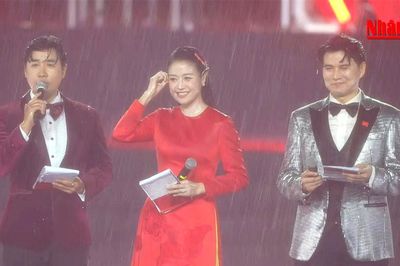 3 MC dầm mưa dẫn concert 'Tổ quốc trong tim' gây sốt là ai?