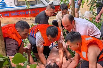 Xuồng chở bệnh nhân đi cấp cứu gặp nạn giữa dòng nước lũ, 7 người được cứu