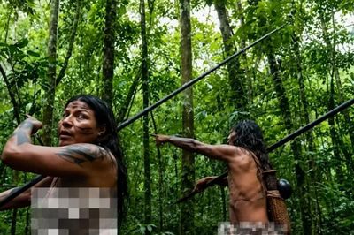 3 ngày sống cùng bộ tộc biệt lập trong rừng sâu, săn thú bằng ống thổi