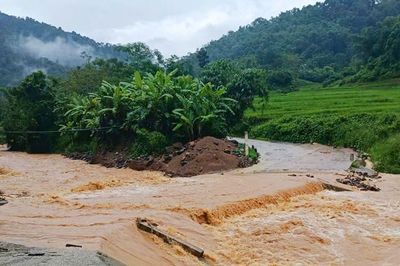 Ứng trực 24/24 giờ, bám bản, giữ an toàn cho dân trong mưa lũ vùng biên Thanh Hóa