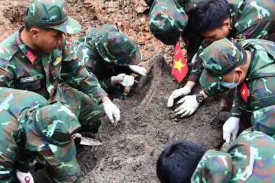 Bộ đội đào 900m³ đất, phát hiện thêm 26 hài cốt liệt sĩ ở công viên Lê Thị Riêng