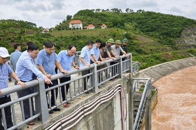Mưa lũ tràn vào nhà cả nghìn hộ dân một xã, Thứ trưởng NN&MT yêu cầu giải pháp căn cơ