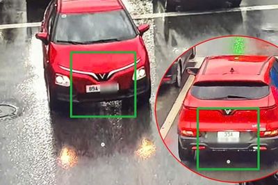 Ô tô gắn 2 biển số khác nhau chạy trên đường ở Hà Nội