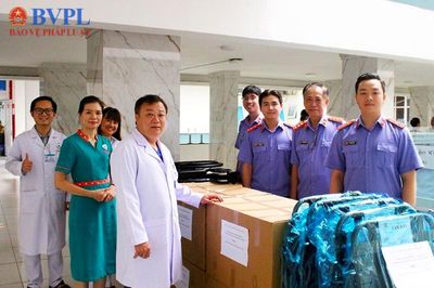 Phòng 2, VKSND TP Hồ Chí Minh trao tặng vật dụng y tế cho Bệnh viện Thống Nhất