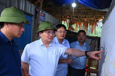 Phó Chủ tịch UBND tỉnh Phùng Thành Vinh kiểm tra các dự án hạ tầng tại các xã Hữu Khuông và Nhôn Mai