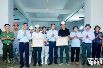 Chủ tịch UBND tỉnh Nghệ An khen thưởng đột xuất 2 nhà thầu trên công trường thi công trường nội trú liên cấp biên giới