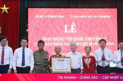 Trao bằng 'Tổ quốc ghi công' cho thân nhân liệt sĩ Lê Văn Cổn