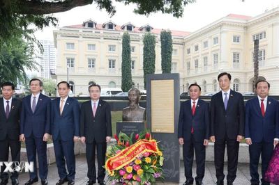 Thường trực Ban Bí thư dâng hoa tưởng niệm Bác Hồ tại Bảo tàng Văn minh châu Á ở Singapore