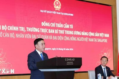 Thường trực Ban Bí thư Trần Cẩm Tú gặp gỡ cộng đồng người Việt Nam tại Singapore