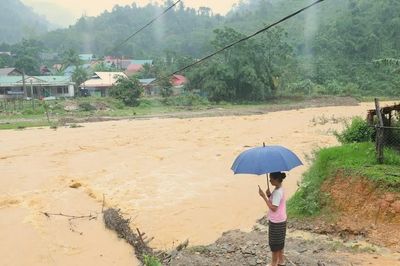 Nghệ An: Mưa lũ chia cắt bản Na Ngân, gần 740 người bị 'cô lập kép'