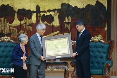 Thủ tướng tiếp Giáo sư Trần Thanh Vân và Giáo sư Lê Kim Ngọc