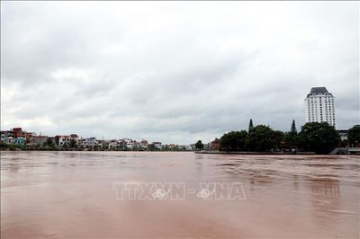 Người dân thấp thỏm chờ ngày về nhà khi mực nước sông Kỳ Cùng giảm nhẹ