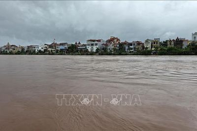Người dân thấp thỏm chờ ngày về nhà khi mực nước sông Kỳ Cùng giảm nhẹ
