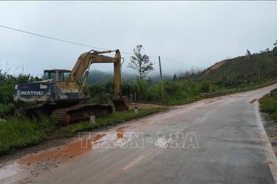 Đèo Văn Rơi một bên sạt lở, một bên dang dở