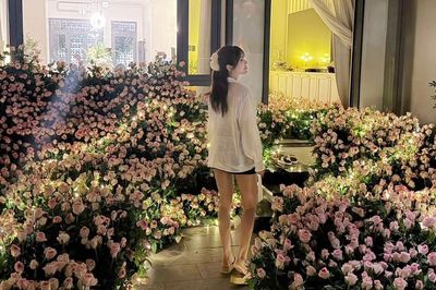 Diệp Lâm Anh được bạn trai kém 11 tuổi tặng 6.836 bông hoa hồng