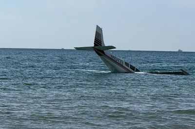 Máy bay rơi xuống biển, nữ phi công được cứu sống