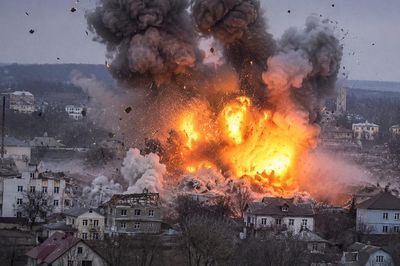 Hai hướng cùng nóng lên, Ukraine đối mặt sức ép kép