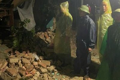 Sập nhà giữa mưa giông ở Hà Nội, cụ ông 82 tuổi được cứu trong gang tấc