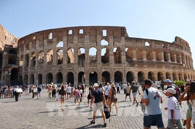 Tây Ban Nha và Italy chạm ngưỡng tới hạn về du lịch