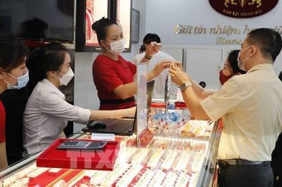 Chạm ngưỡng 150 triệu đồng/lượng, giá vàng trong nước rút ngắn chênh lệch với giá thế giới
