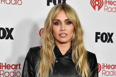 Cựu sao Disney tố Miley Cyrus