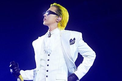 G-Dragon 'cứu nguy' nhiếp ảnh gia suýt rơi khỏi sân khấu cao 2m