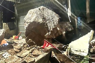 Bão số 4: Sạt lở nhiều khối đá nặng hàng tấn phá thủng nhà dân, gây ách tắc giao thông tại Lạng Sơn