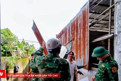 Cần Thơ: Lốc xoáy làm 27 căn nhà bị sập, tốc mái