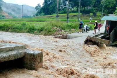 Nhiều khu dân cư trên địa bàn xã Quang Chiểu bị chia cắt, chính quyền khẩn trương ứng phó