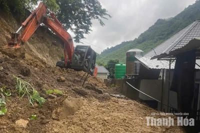 Xã Quan Sơn: Đất sạt lở vào 4 nhà dân, ách tắc nhiều điểm giao thông