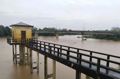 Nước lũ trên sông Bưởi sắp lên mức báo động II