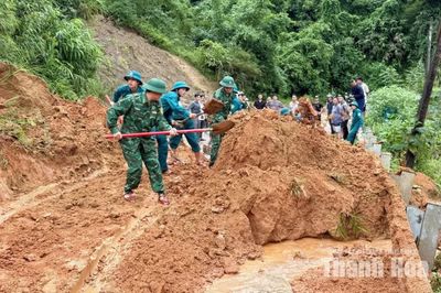 Khắc phục sạt lở đất trên Quốc lộ 15C đoạn qua xã Trung Lý