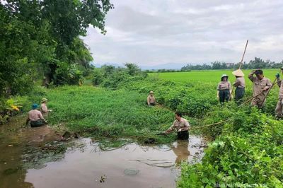Dầm mưa, xuyên trưa khơi thông các dòng chảy