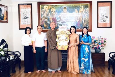 Phó Chủ tịch Thường trực Ủy ban MTTQ tỉnh Đỗ Thị Toán chúc mừng Lễ Vu Lan 2026
