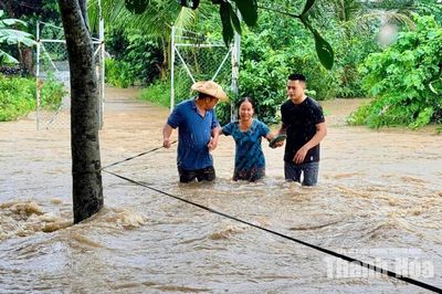 Nhiều diện tích cây trồng bị ngập úng, đường giao thông bị sạt lở, địa bàn bị chia cắt do mưa