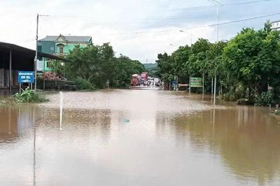 Thêm nhiều tuyến đường ở Bắc Ninh ngập sâu, cảnh báo nguy hiểm