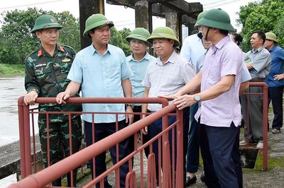 Phó Chủ tịch UBND tỉnh Bắc Ninh Lê Xuân Lợi kiểm tra công tác phòng, chống mưa lũ tại một số địa phương